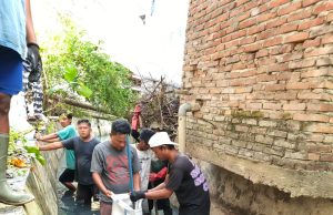 Lurah Biawao Turun Langsung Bersihkan Sampah, Warga Puji Kepemimpinan Merakyat