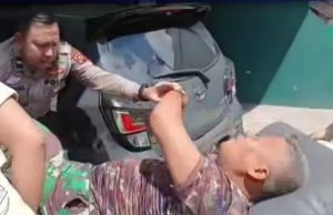 Sigap! Polisi Selamatkan Anggota TNI Depan Mako Ditlantas