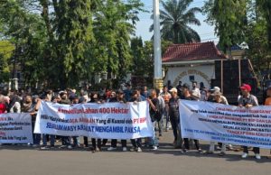 Aksi Unjuk Rasa Masyarakat Desa Arahan kabupaten lahat