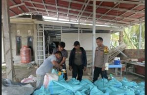 Bhabinkamtibmas Muara Padang Dampingi Proses Pengepakan Hasil Jagung Petani