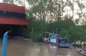 Breaking news, Diduga Keserempet, Sebuah Pompong Nelayan Alamai Kerusakan Parah