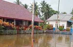 Pasca Hujan Deras Halaman SDN 9 Makarti Jaya Tergenang Air