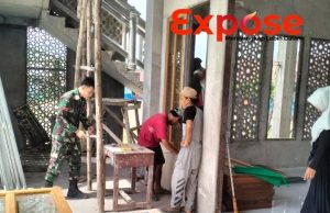 Bakti TNI, Kodim 1209/Bengkayang Bersama Warga Bersihkan Lingkungan Masjid