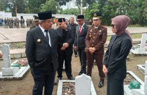 Usai Upacara Hari Pahlawan, Pemkab Lahat Lakukan Tabur Bunga di TMP Puspa BaktiSenin, 10-November-2025