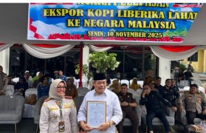 Bupati Lahat Bursah Zarnubi Lepas Ekspor Perdana Kopi Liberika ke Malaysia Senin, 10-November-2025