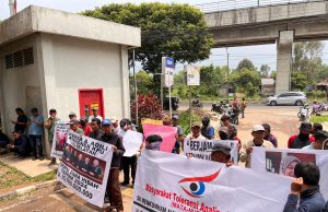 Puluhan Masa Aksi Melakukan Unjuk Rasa di Kejati Sumsel