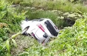 Hindari Jalan Berlobang Sebuah Mobil Kecelakaan Tunggal Masuk ke Parit