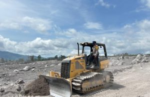 Polda Jatim Libatkan Personel Gabungan Perbaiki Tanggul Sungai di Curah Kobokan Lumajang