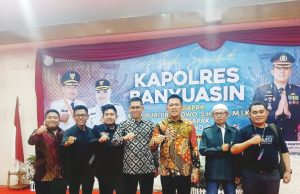 Penghujung Jabatan, Ruri Prastowo Terima Anugerah Sahabat Pers