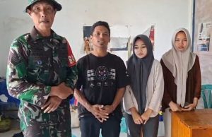 Babinsa Karang Jadi Koramil 403-04/Belitang Evakuasi Warga Terjebak Banjir