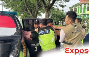 Banjir Rendam Permukiman, Polisi Kudus Bertaruh Nyali Evakuasi Warga Stroke