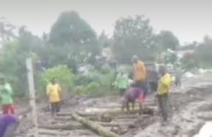 Tak Ada Pilihan, Warga di Telaga Reja Gotong Royong Perbaiki Jalan