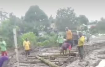 Tak Ada Pilihan, Warga di Telaga Reja Gotong Royong Perbaiki Jalan