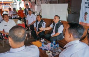 Pastikan Kebutuhan Pengungsi Terpenuhi, Bupati Aep Cek Langsung Dapur Umum Karawang