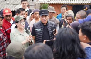 Bupati Aep dan Rieke Diah Pitaloka Tinjau Warga Terdampak Banjir Karangligar