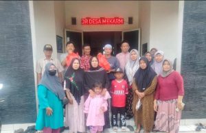 Forum Solidaritas RT/RW Palumbonsari dan DKM Masjid Nurul Huda Salurkan Bantuan untuk Korban Banjir Mekarmulya
