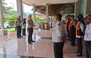 Aksi Simpatik Ops Keselamatan Candi Polisi Periksa Bus Sambil Bagi-bagi Vitamin Gratis