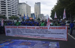 Ojol Mengguncang Jakarta Ribuan Driver Tuntut THR & Potongan Maksimal 10 Persen!