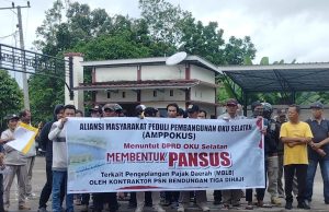 Puluhan Massa Aksi Unjuk Rasa di Kantor DPRD