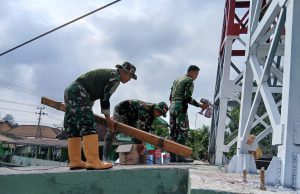 Prajurit TNI Kebut Pembangunan Jembatan Gantung Sungai Ogan