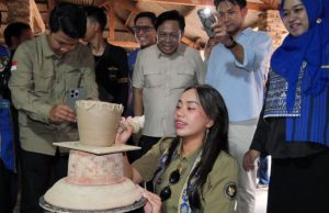Zita Anjani Kunjungi Sentra Gerabah ERRI ART, Dorong Pengembangan Ekonomi Kreatif Lampung Selatan