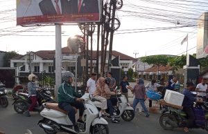 Kelurahan Palumbonsari Bagikan 150 Paket Takjil untuk Pengguna Jalan