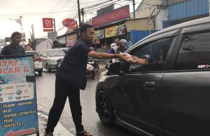 Owner Andyka Cell Berbagi Takjil di Rengasdengklok, Wujud Kepedulian Pemuda Tanjung Mekar di Bulan Ramadan