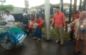 Hari ke-10 Ramadan, Kelurahan Palumbonsari Bagikan 100 Paket Takjil untuk Pengguna Jalan