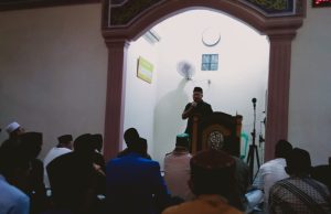 Camat Karawang Timur Ajak Warga Palumbonsari Jaga Keamanan Saat Tarawih Keliling di Masjid Al Makmur Karees