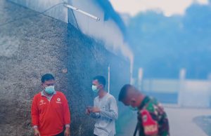 Aksi Nyata Babinsa Serma M. Dahlan, Pikul Mesin Fogging Demi Warga Karees