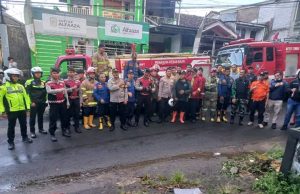 Damkarmat Kab Sukabumi Berhasil Lakukan Operasi Kebakaran 6 Rumah di Salabintana