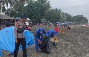 Polairud Polres Sukabumi Bersihkan Pantai Upaya Jaga Daya Tarik Wisata