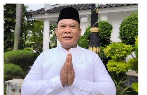 Camat Karawang Timur Bagikan 350 Takjil Bagi Pengguna Jalan