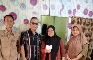 Ketua Forum Solidaritas RT dan RW Palumbonsari Berikan Bantuan kepada Keluarga Almarhum Bapak Sodik Sodikin