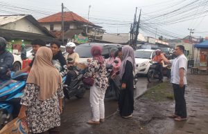 Hari ke-17 Ramadan, Lurah Palumbonsari Bagikan Ratusan Paket Takjil untuk Pengguna Jalan