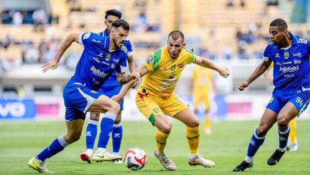 laga-persib-bandung-vs-persebaya-surabaya-1757674922189_169