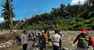 Bersama Warga TNI/Polri Bangun Jembatan Penghubung di Bojongsari