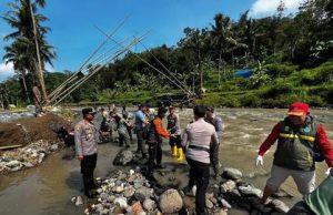 Bersama Warga TNI/Polri Bangun Jembatan Penghubung di Bojongsari