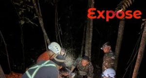 Prajurit Yonif TP 833/BD Ikut Tembusi Medan Ekstrem Evakuasi 8 Korban Helikopter PK-CFX di Bukit Puntak, Sekadau