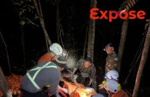 Prajurit Yonif TP 833/BD Ikut Tembusi Medan Ekstrem Evakuasi 8 Korban Helikopter PK-CFX di Bukit Puntak, Sekadau
