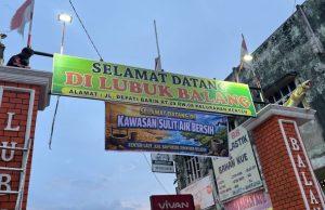 Protes Meluas Warga Sebar Spanduk Sindiran