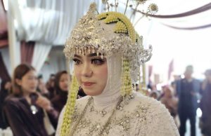 Pesona Nova Alisya Putri Dengan Balutan Kebaya Putih Terlihat Anggun di Acara Pernikahan nya