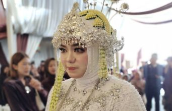 Pesona Nova Alisya Putri Dengan Balutan Kebaya Putih Terlihat Anggun di Acara Pernikahan nya
