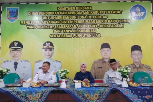 Widia Ningsih Tandatangani Komitmen SPMB 2026