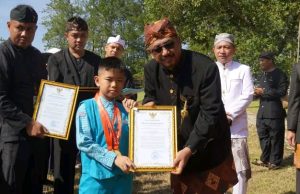 Peringati Hardiknas Pemkab Berikan Beasiswa Kepada Siswa Berprestasi
