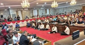 Untuk Pertama Kalinya Dalam Sejarah RT/RW Se- Sukabumi Geruduk Gedung DPRD Tagih Janji Kampanye Walikota Azep Zaki/Boby Maulana