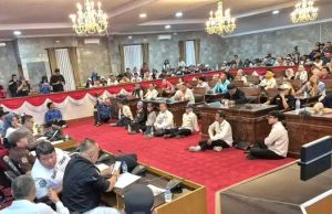 Untuk Pertama Kalinya Dalam Sejarah RT/RW Se- Sukabumi Geruduk Gedung DPRD Tagih Janji Kampanye Walikota Azep Zaki/Boby Maulana