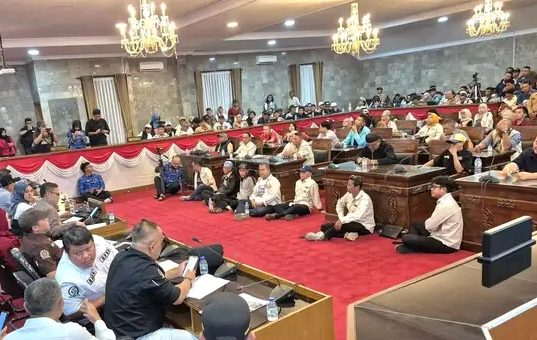 Untuk Pertama Kalinya Dalam Sejarah RT/RW Se- Sukabumi Geruduk Gedung DPRD Tagih Janji Kampanye Walikota Azep Zaki/Boby Maulana
