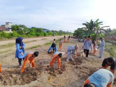 SDN 19 Gotong Royong Rapikan Lingkungan