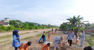 SDN 19 Gotong Royong Rapikan Lingkungan